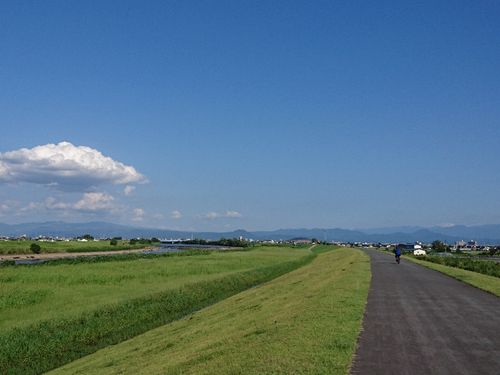 お気に入りの散歩道　サイクリングやランニングを楽しむ人もたくさんいます。