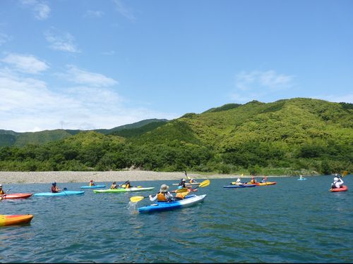 夏にはカヌーやラフティングを楽しむ人が大勢。