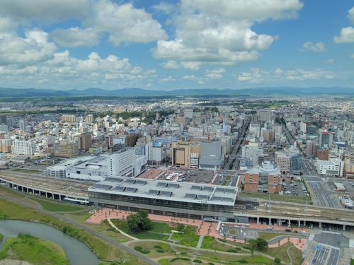 駅を挟んで表情がガラリと変わります。自然と都市が共存する街