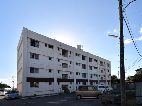 MINATO BARRACKSの外観。居室12戸の他、1階部分は共有キッチン・リビング、ゲストルーム、DIYルームなどを完備