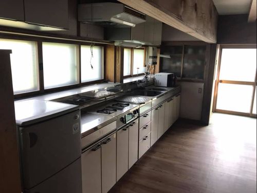 ゲストハウス＆カフェとして広々使えるキッチンスペース