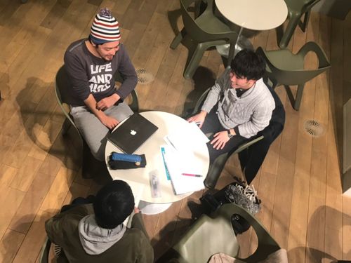 塩尻市で子育てをされている方にインタビューをする場面
