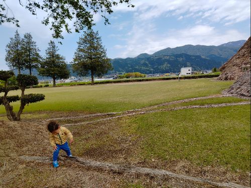 朝日町の不動堂遺跡！どんぐり拾いに夢中の図