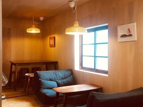 友人がデザイン協力してくれたカフェの一部屋には作家さんの雑貨が展示販売してあります。