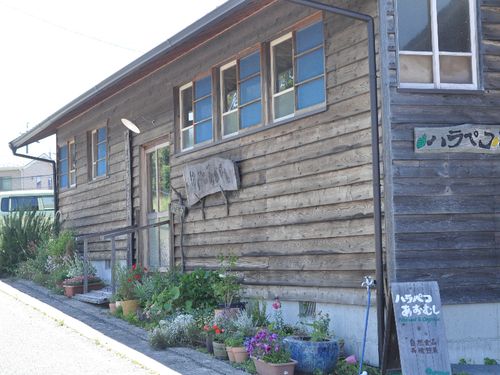 地域の工務店さんに協力いただいて２０１４年にリニューアルした木造の店舗です。