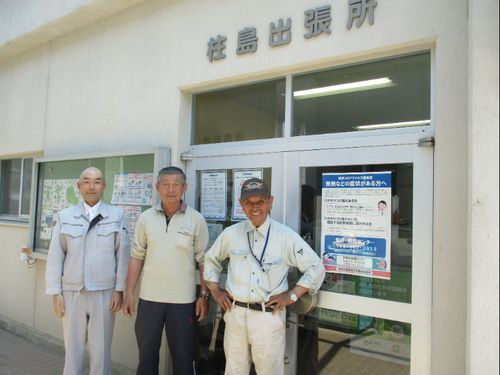 柱島の担当者（左）と島民の方。一緒に楽しく働きましょう！
