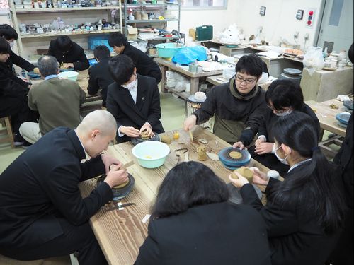 地域の大人たちも参加できるオープン講座「陶芸授業」