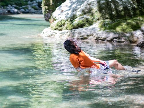 テントサウナから渓谷に入水。ととのい、の後にデスクワークへ。