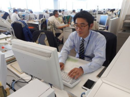 基本は市役所勤務。自分のデスクとPCがあります。