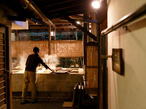 温泉蒸気を活用をした”地獄蒸し”
