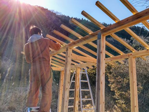 住込みボランティアスタッフと薪小屋を作りました