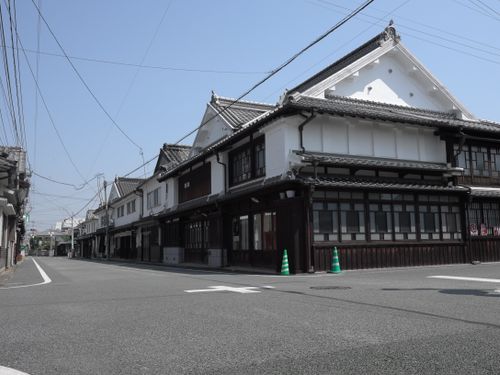 白壁の町並み。移住者によるカフェやパン教室などが増えています。