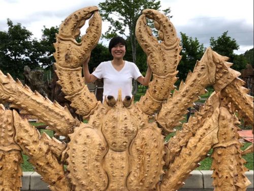 ①清水　瞳：長野県出身の２４歳。毎年７月に下川で行われるチェーンソーアート世界大会の作品と一緒に。