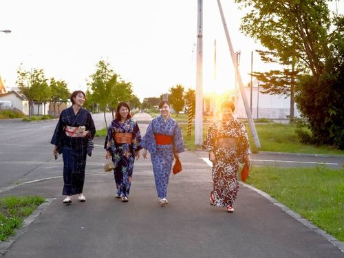 ③木村　杏奈：道内出身の２４歳。町内のおばあちゃんに着付けを教えてもらっている。この日は浴衣でおでかけ。（右から２番目）