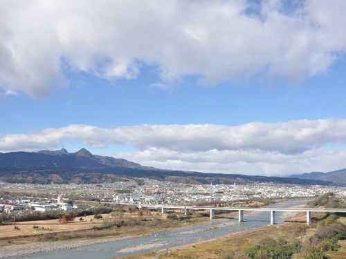 周辺を３方すべて山に囲まれた自然豊かな立地