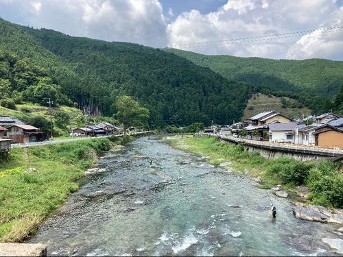 透きとおった川が流れる村です