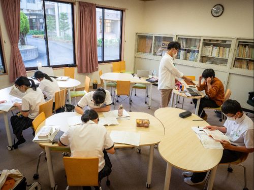野村高校公営塾「あやぐも塾」　生徒が集中して学習しています
