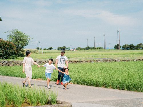 仕事がひと段落したら、子どもたちとゆったり過ごす時間。（パンフレット「絵になる南島原暮らし」より）