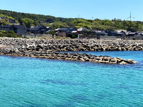 集落内に赤崎漁港があります。徒歩圏で海水浴や釣りができます。