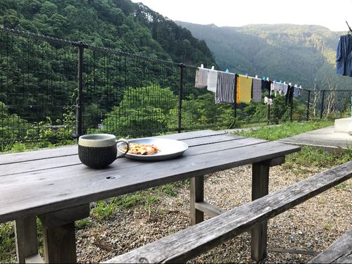 朝のコーヒーを山を眺めながら