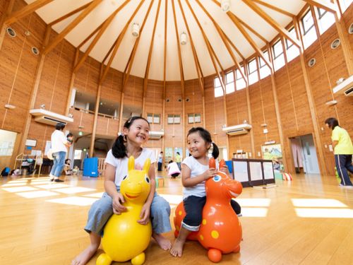 児童館で遊ぶ子ども（東温市）