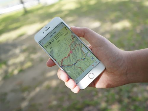 電波が届かない山の中でも現在地がわかる地図アプリで、登山者に安心・安全を提供しています。