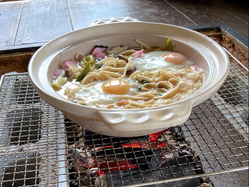 手作りした囲炉裏で味噌煮込みうどん！