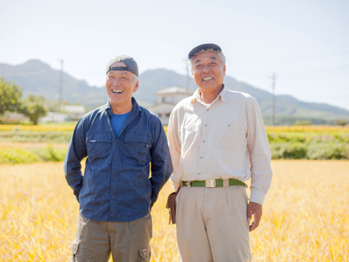 米農家の２人。こんな人たちと連携して食材を仕入れます。