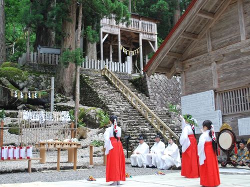 夏の創業祭の様子◎神社の祭りを一緒に体感してみませんか？　※TABITABI郡上より参照