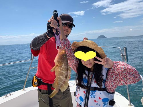 少人数で船を貸切りて瀬戸内海で釣り体験。