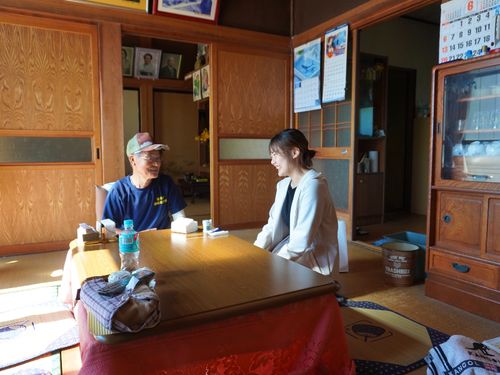 地域のおじいちゃんとのお茶っこの様子