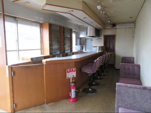 空き店舗（約30㎡）。業務用冷蔵庫など設備はそのまま使えます。