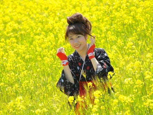 菜の花をバックに、「菜の花むすめ」の写真を撮影できます。（商品・賞金あり）