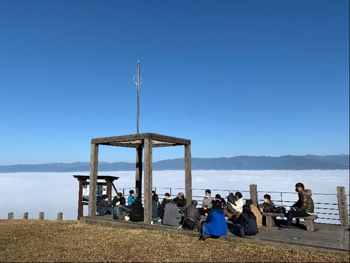 町中から15分ほど行ける妙見野から雲海を背景にワークショップ