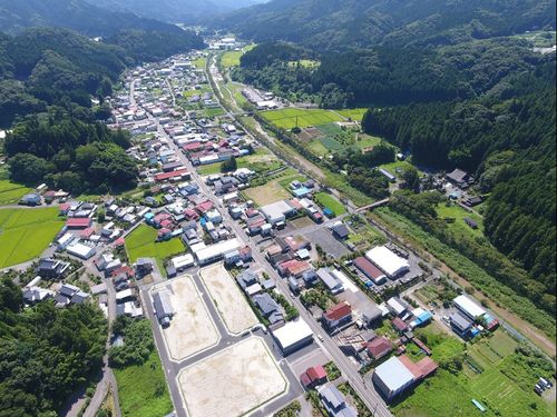 分譲地空撮（分譲地右側に国道及び鮫川）