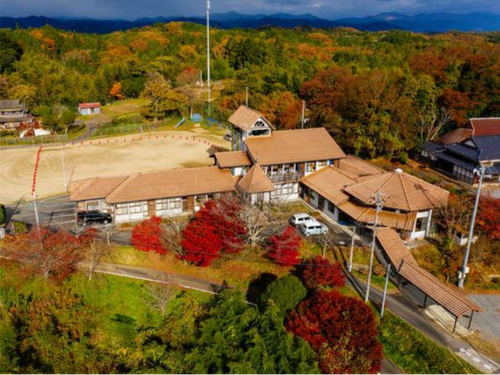 UEDAVILLAGE：山のてっぺんにあり周辺を一望できます。なだらかな中国山地の山々と星が降ってきそうな夜空をお楽しみください☆