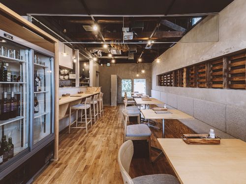 店内は26席、右側の壁は今後ギャラリーに。