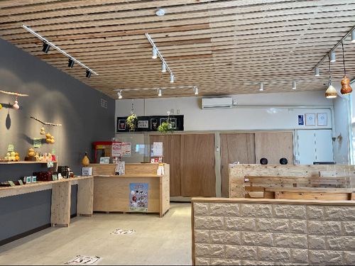 朝来駅構内にある観光案内所（ここが拠点）