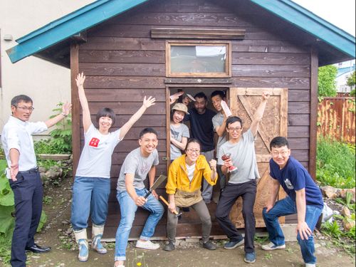 写真に映る人のほとんどが移住者。これだけの人が集まる理由とは？