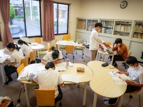 野村高校公営塾「あやぐも塾」　生徒が集中して学習しています