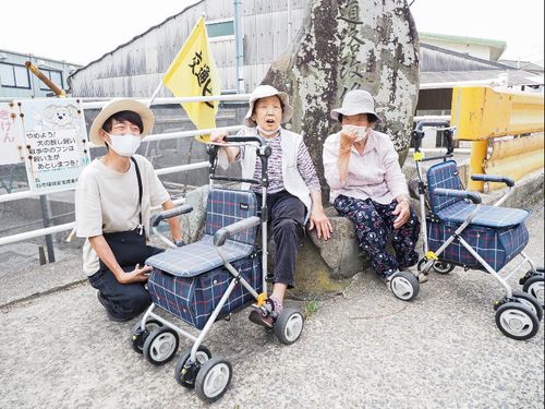島のおばあちゃんに地元の話を聞いてみる。