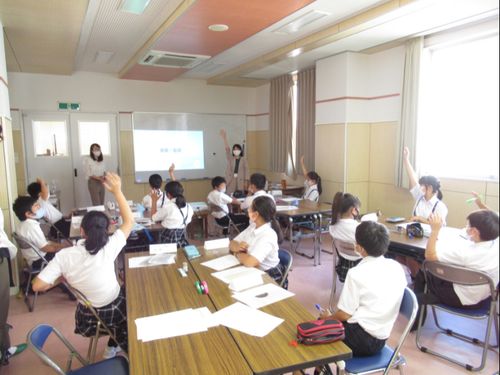 授業に熱心に参加する子どもたち