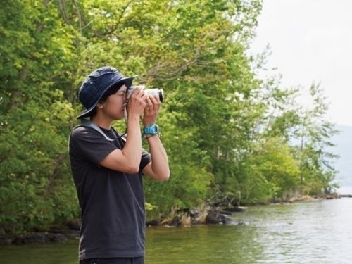 大好きな自然を求めて洞爺湖で撮影する現協力隊