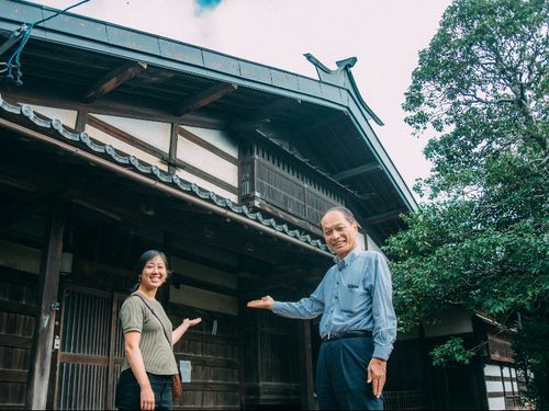 空き家バンクを受託運営している「街元気カンパニー」社長藤森さん（右）／スタッフマイキーさん（左） 松本圏特有の本棟造りの空き家をご案内