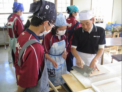 地域の方が先生・そば打ち体験
