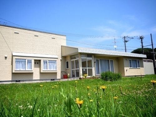 ワーキングステイ体験住宅の外観。役場に隣接していて、最寄りのコンビニは徒歩１分