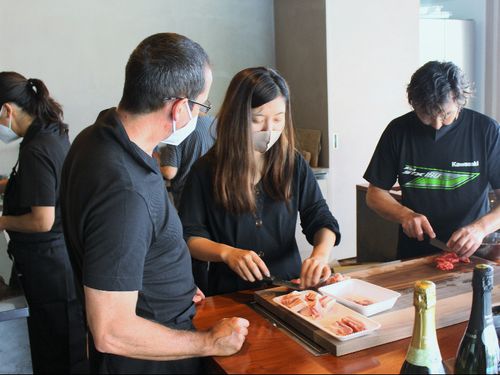 新築の貸別荘で、地域の方とスペイン料理出張シェフのデモ。