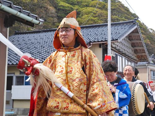 島の祭りで猿田彦役を務める筆者