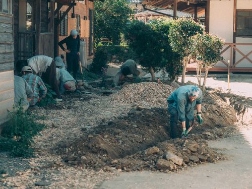 くらしを手に取り戻すを実践すべく、まず自分たちが手を動かします。