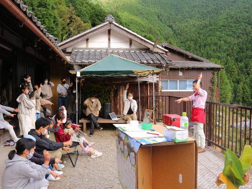 小さなマルシェに集まる多世代の参加者